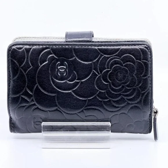 Chanel Camellia Compact Black Bi-fold wallet - Picture 2 of 11